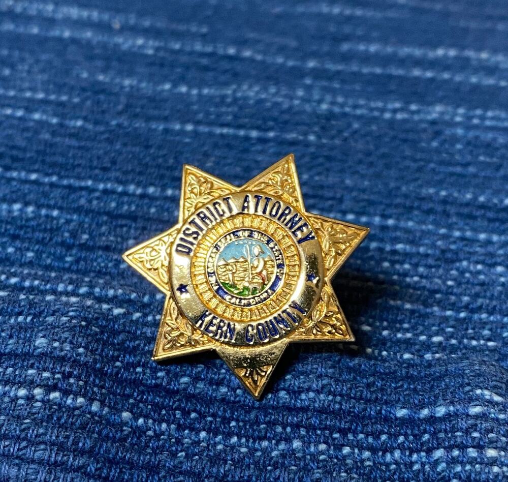 Kern County District Attorney Service Pin California Gold Tone 7 Point Star 91B